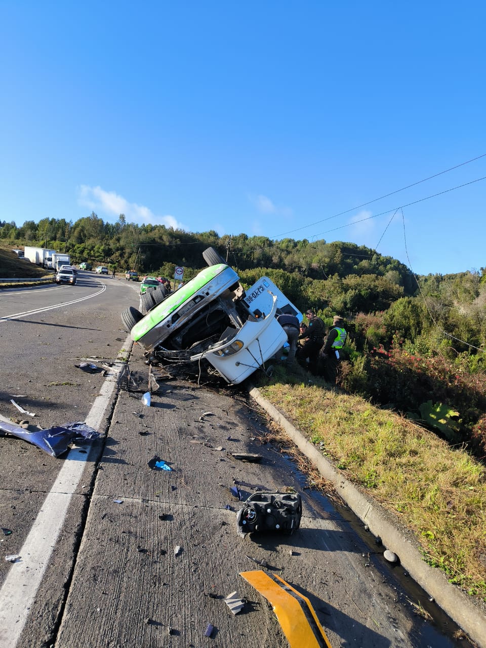 Lee más sobre el artículo Accidente vehicular en Quellón involucra a camión y camioneta, dejando dos personas lesionadas y trasladadas al hospital de Castro