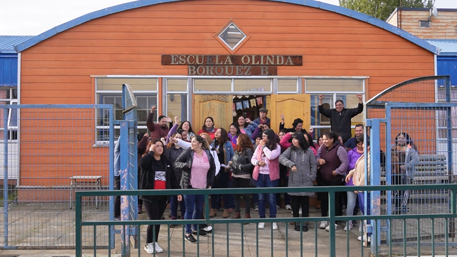 Lee más sobre el artículo Apoderados levantan toma de Escuela de Puyan luego de llegar a acuerdo con Corporación Municipal de Castro: Mañana martes retornan las clases.