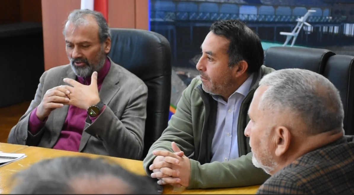 Lee más sobre el artículo Gobernador de Los Lagos y alcaldes de Chiloé acuerdan buscar soluciones para la crisis educativa y de transporte rural en importante reunión en Puerto Montt