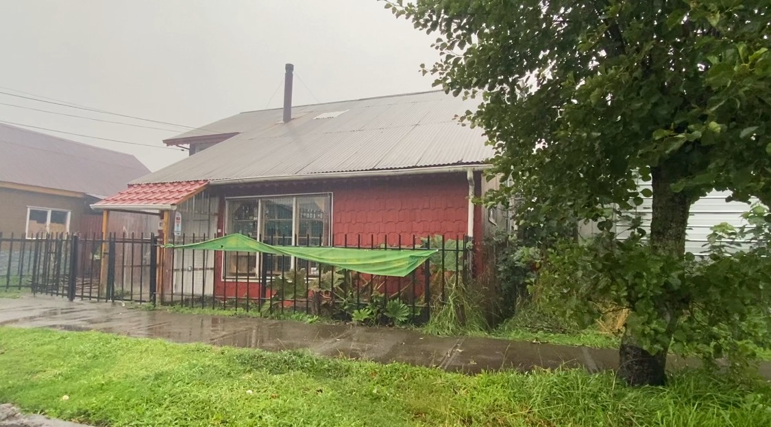 Lee más sobre el artículo Horas de terror vivió vecina de Queilen luego del ataque de sujetos a su local comercial “Jamás en mi vida había visto una agresión tan salvaje”.