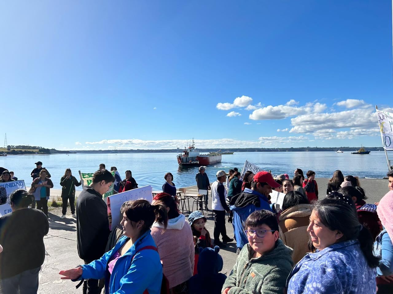 Lee más sobre el artículo Apoderados se toman rampas de Chacao en protesta por crisis educativa de Ancud