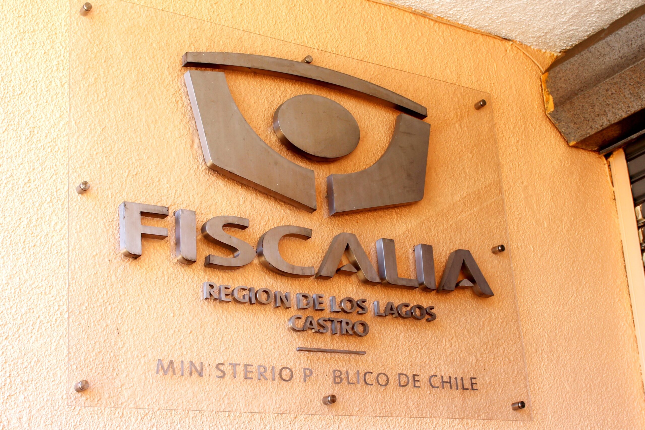 Lee más sobre el artículo Condenan a sujeto a 13 años de prisión por abuso sexual de su sobrina y violación de su propia hija en Ancud