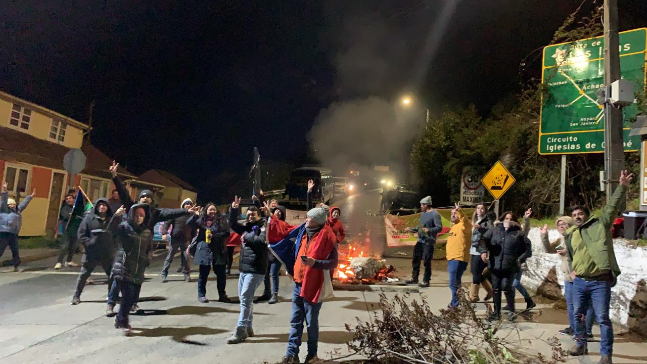 Lee más sobre el artículo Apoderados de Quellón retoman cortes de Ruta 5 en Molulco y San Juan de Chadmo en espera de votación de trabajadores de la educación