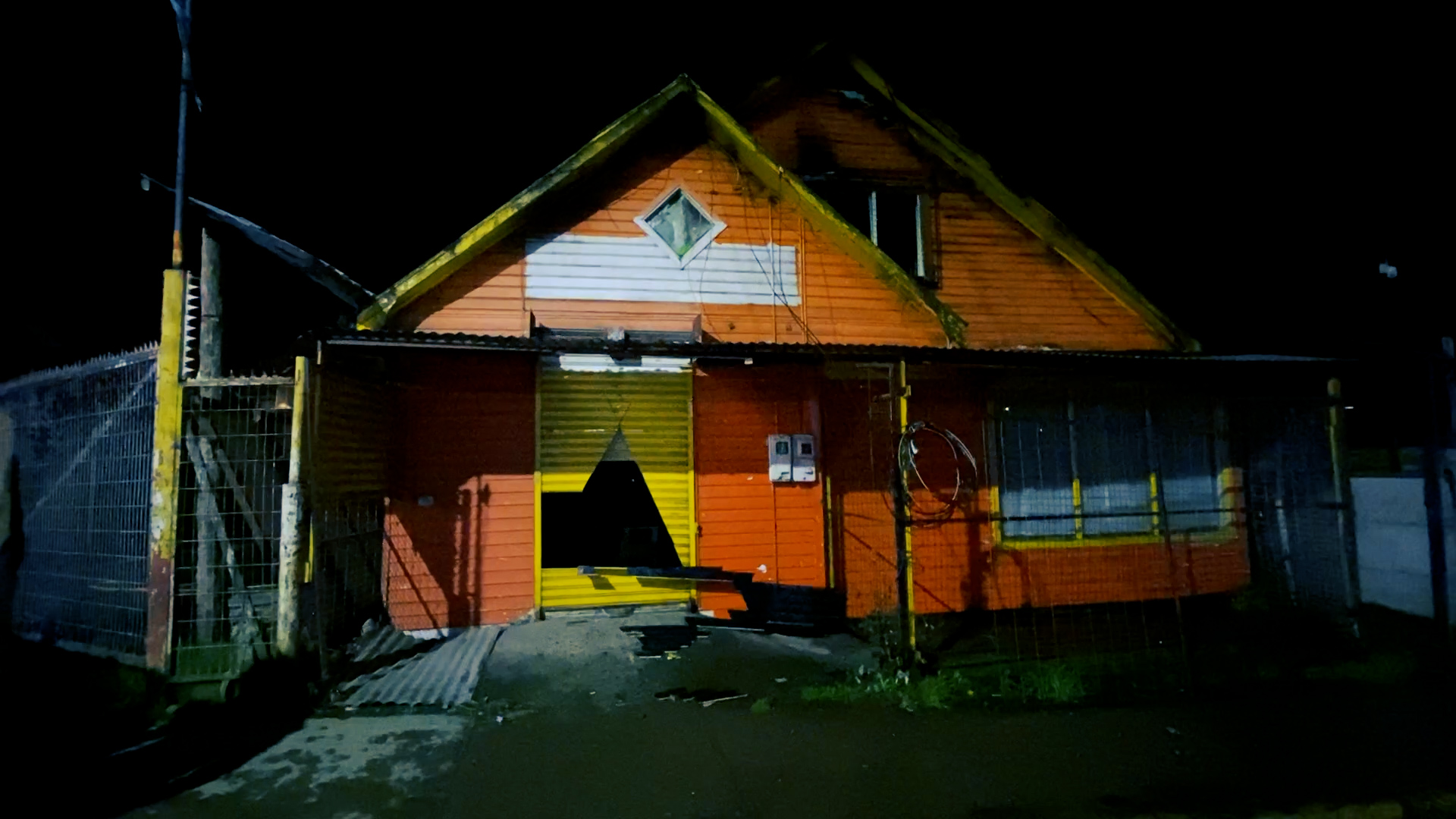 Lee más sobre el artículo 7 damnificados por incendio que destruyó un 50% de una vivienda de 2 pisos en sector alto de Castro