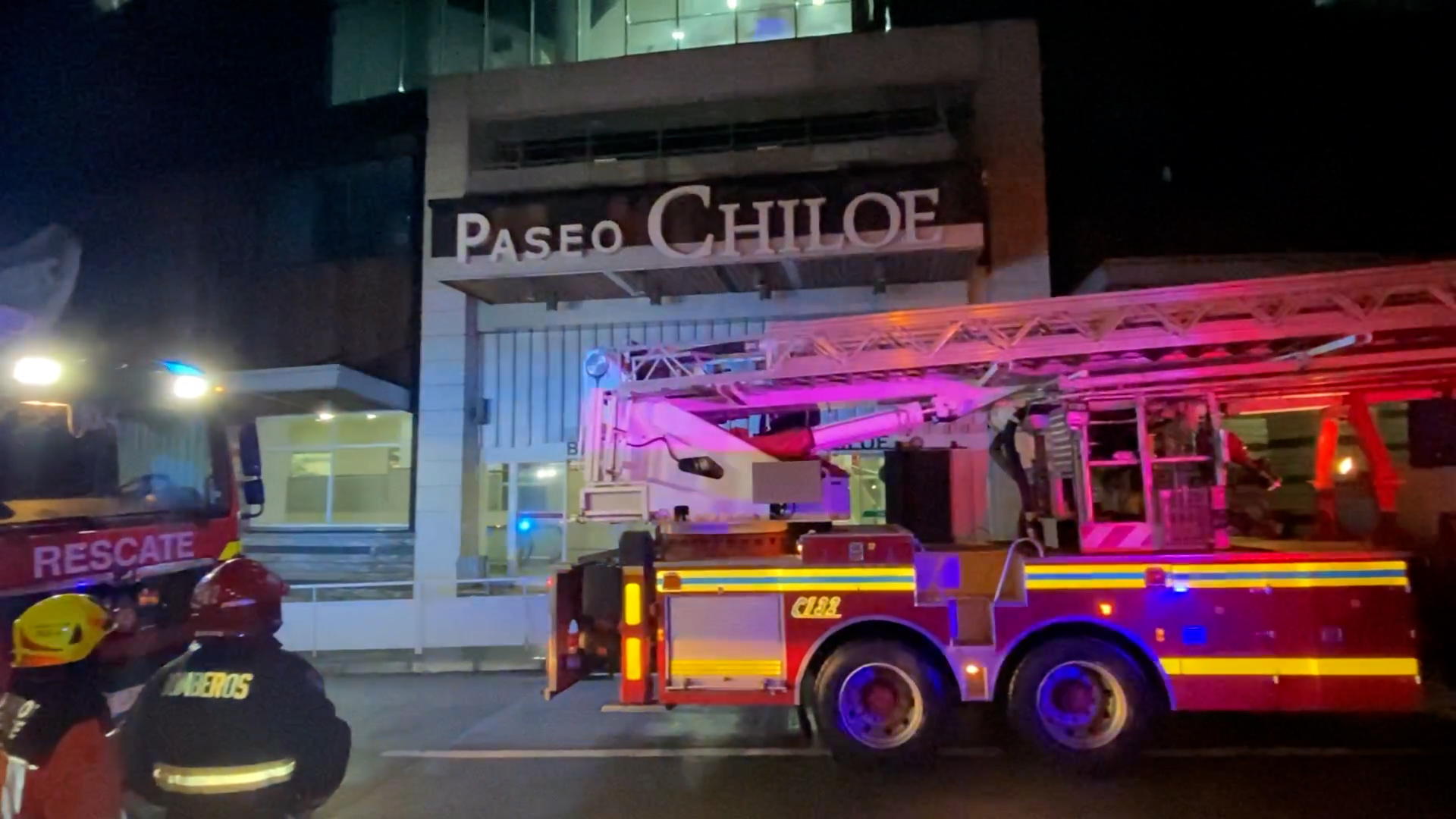 Lee más sobre el artículo Masiva concurrencia de bomberos por supuesto incendio en 4to piso del Mall Paseo Chiloé; en realidad se trató de una activación accidental de una máquina de humo de un sistema de alarma