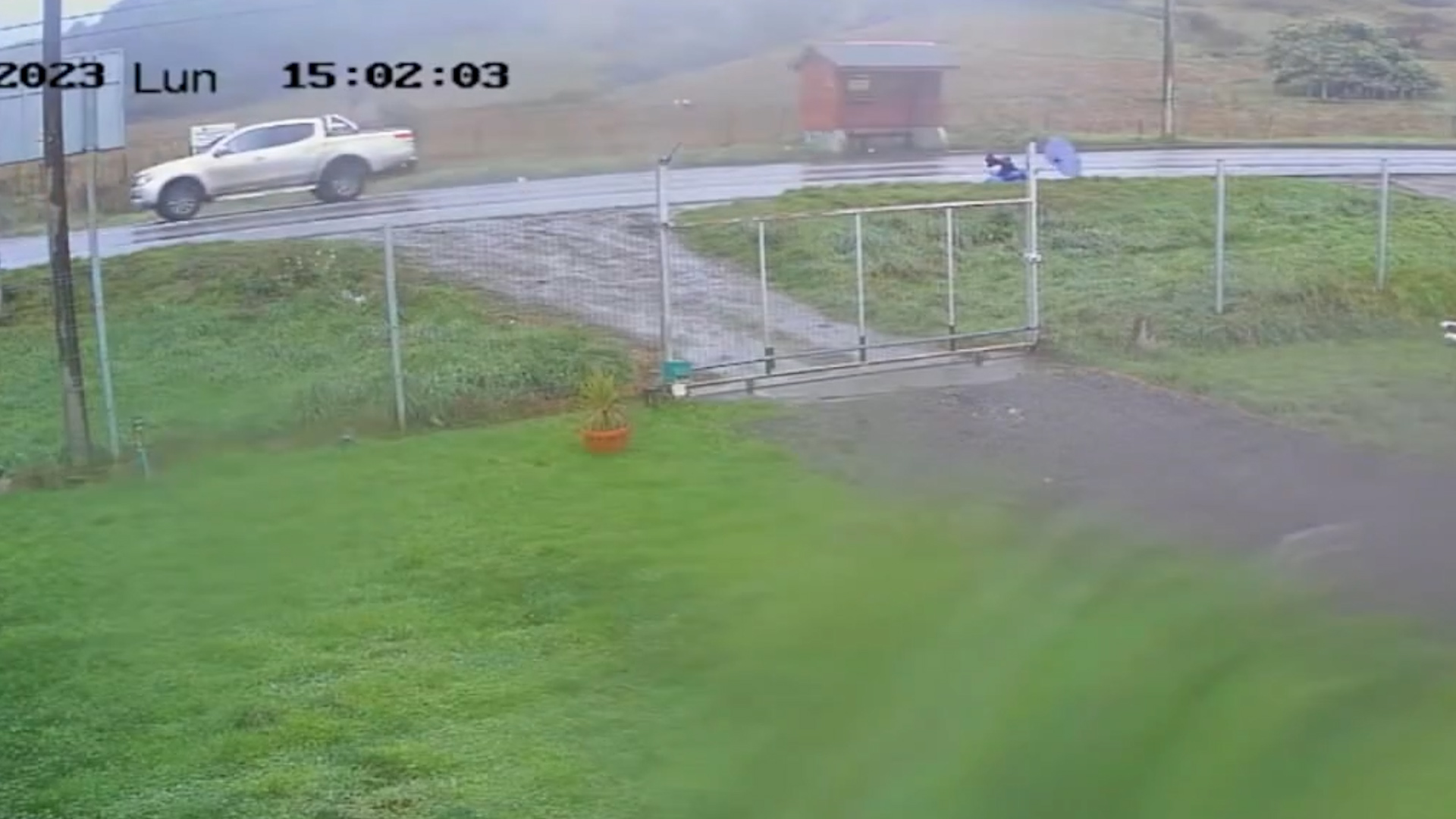 Lee más sobre el artículo Mujer cae violentamente en la carretera del sector Putemún luego que un camión la arrojara por la fuerte turbulencia provocada por la alta velocidad