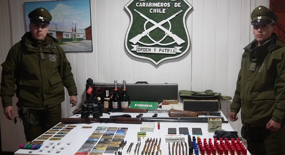 Lee más sobre el artículo Carabineros de la 2da Comisaría de Castro logran detener a sujetos que protagonizaron robo de armas, dólares y diversas especies