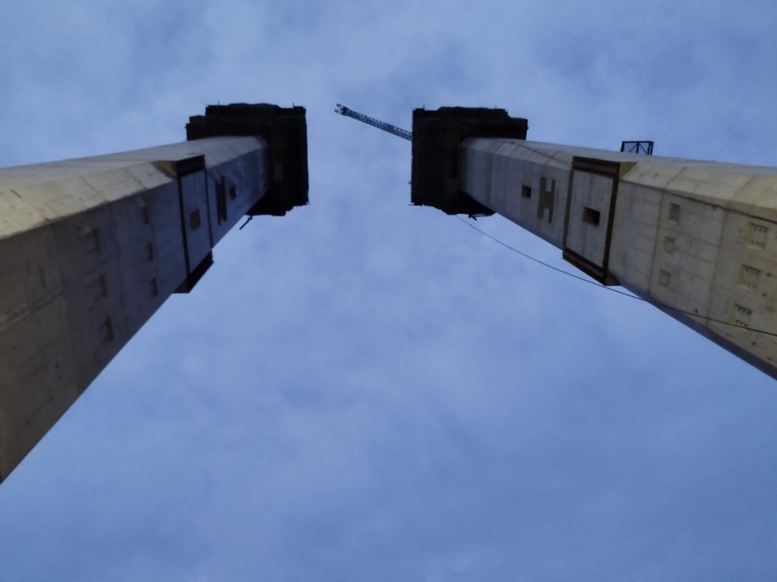 Lee más sobre el artículo Paralizan trabajos en Puente sobre el Canal de Chacao debido a caída de una pasarela en altura