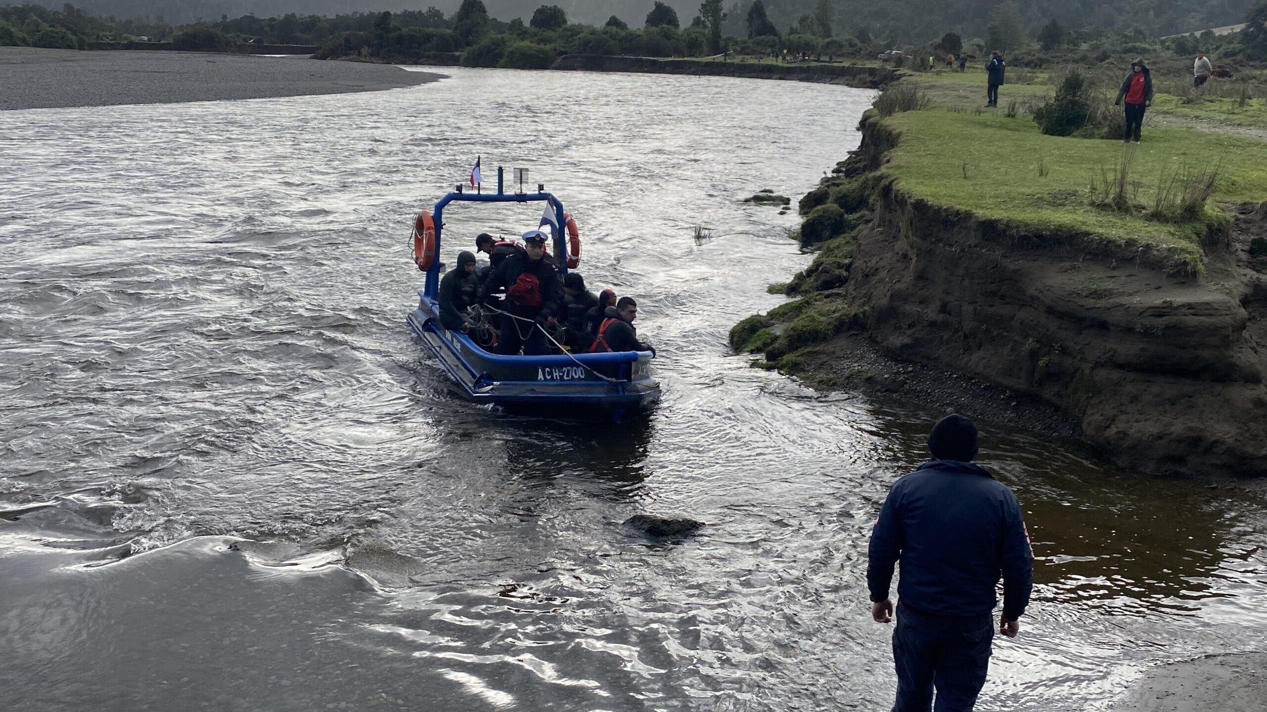 Lee más sobre el artículo Familia de persona desaparecida en Rio Carihueico clama para no detener las labores de búsqueda