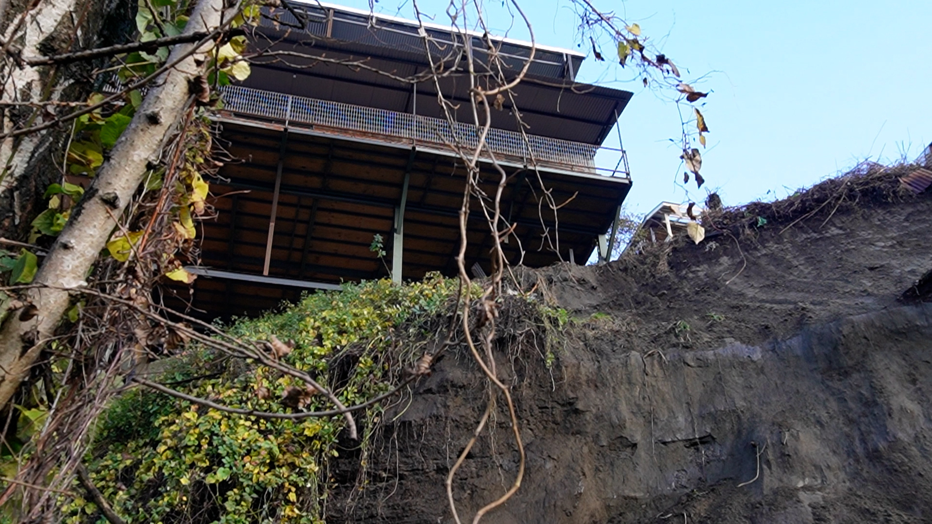 Lee más sobre el artículo Remoción en masa afectó a una vivienda en calle Lillo: vecinos reclaman por construcciones irregulares en calle Thompson