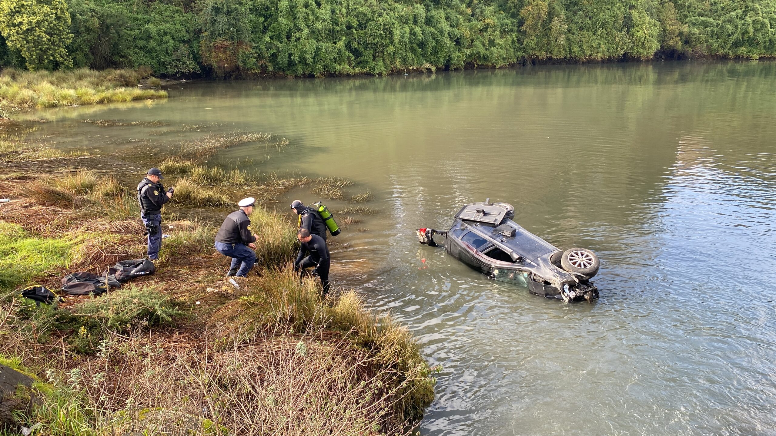 Lee más sobre el artículo Fin al misterio: Ubican a chofer de vehículo volcado en las aguas del sector Nercón; fue detenido por una orden anterior