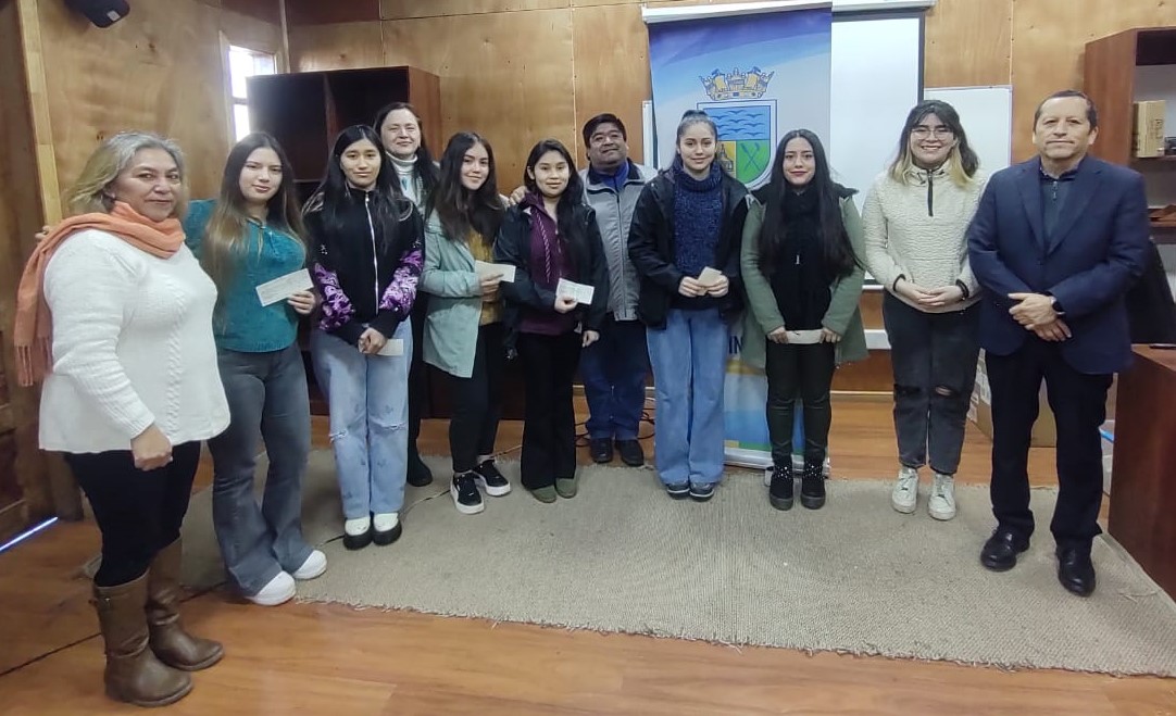 Lee más sobre el artículo Realizan entrega de beca municipal para estudiantes de Quinchao