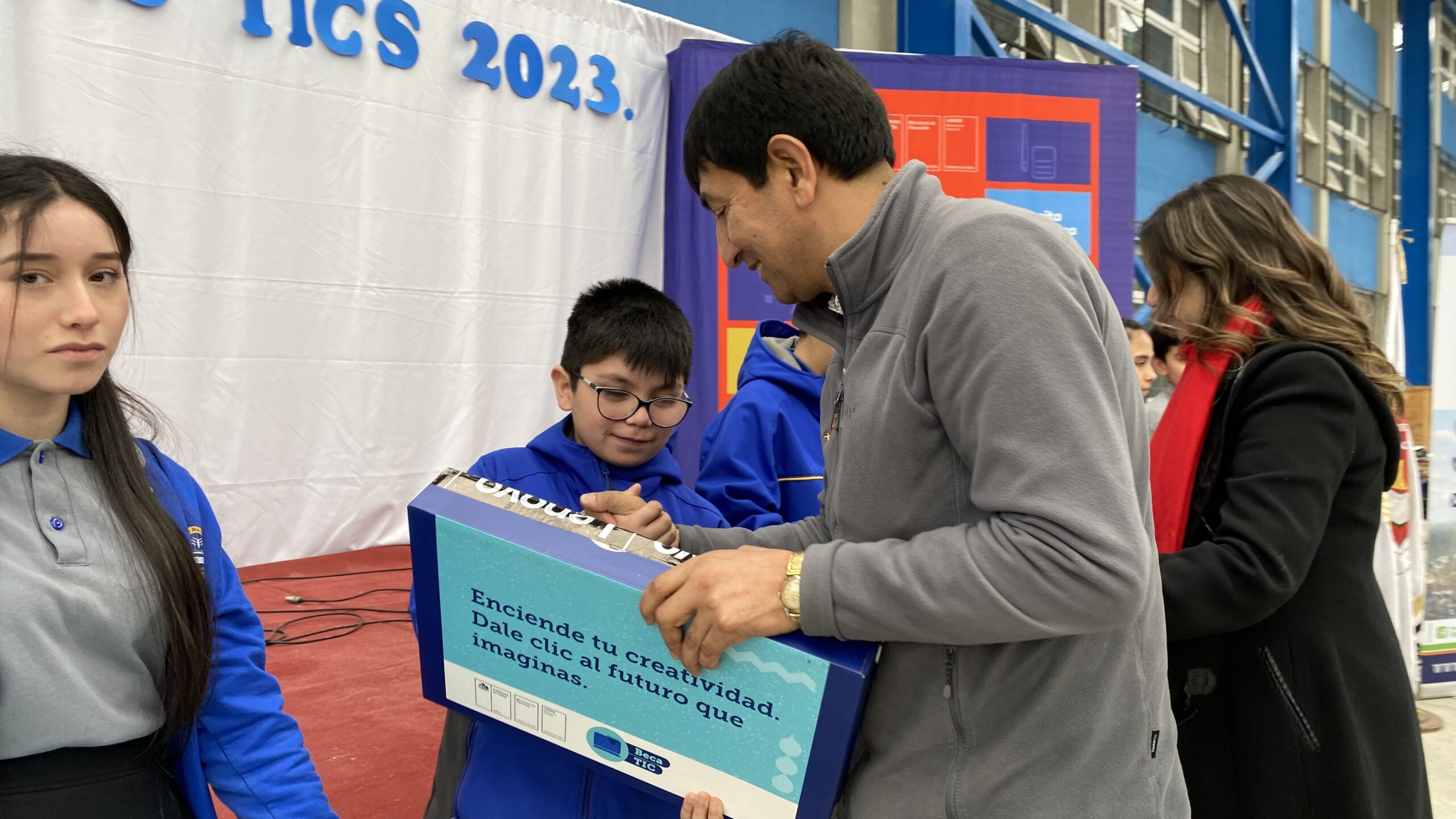 Lee más sobre el artículo 169 estudiantes de Dalcahue reciben computadores como parte de iniciativa de JUNAEB