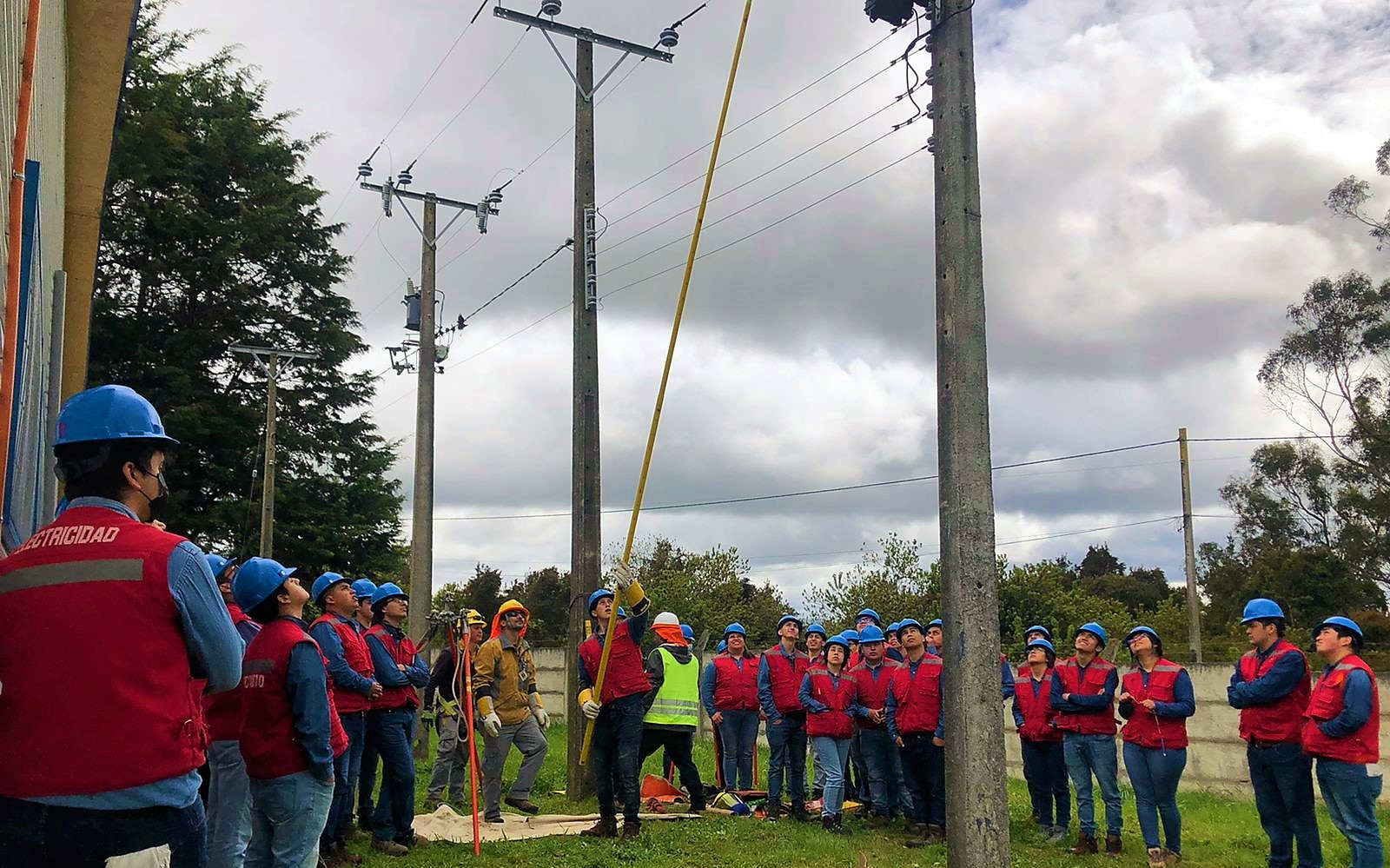 Lee más sobre el artículo Liceos Eléctricos y Escuela con Energía: los programas que benefician a estudiantes de Chiloé
