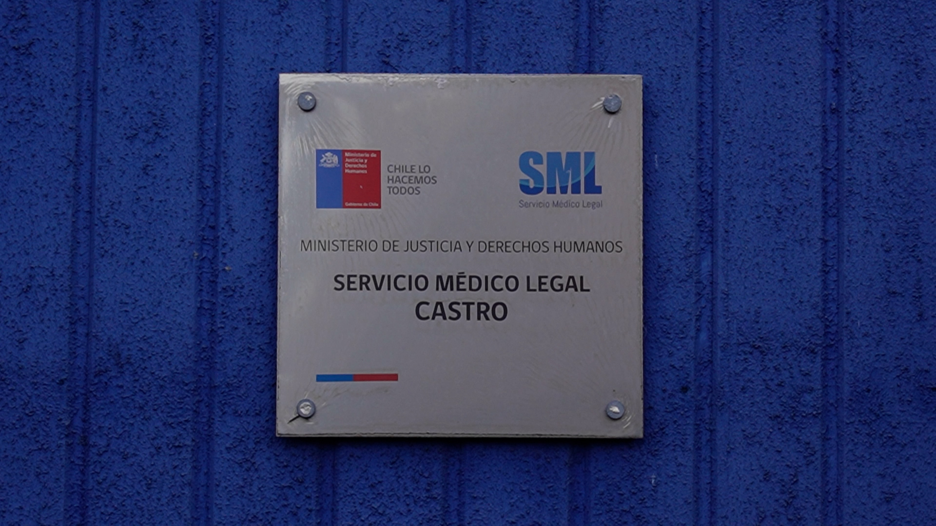 Lee más sobre el artículo Familiares de víctimas fatales en incendio de Quellón buscan agilizar análisis de muestras de ADN