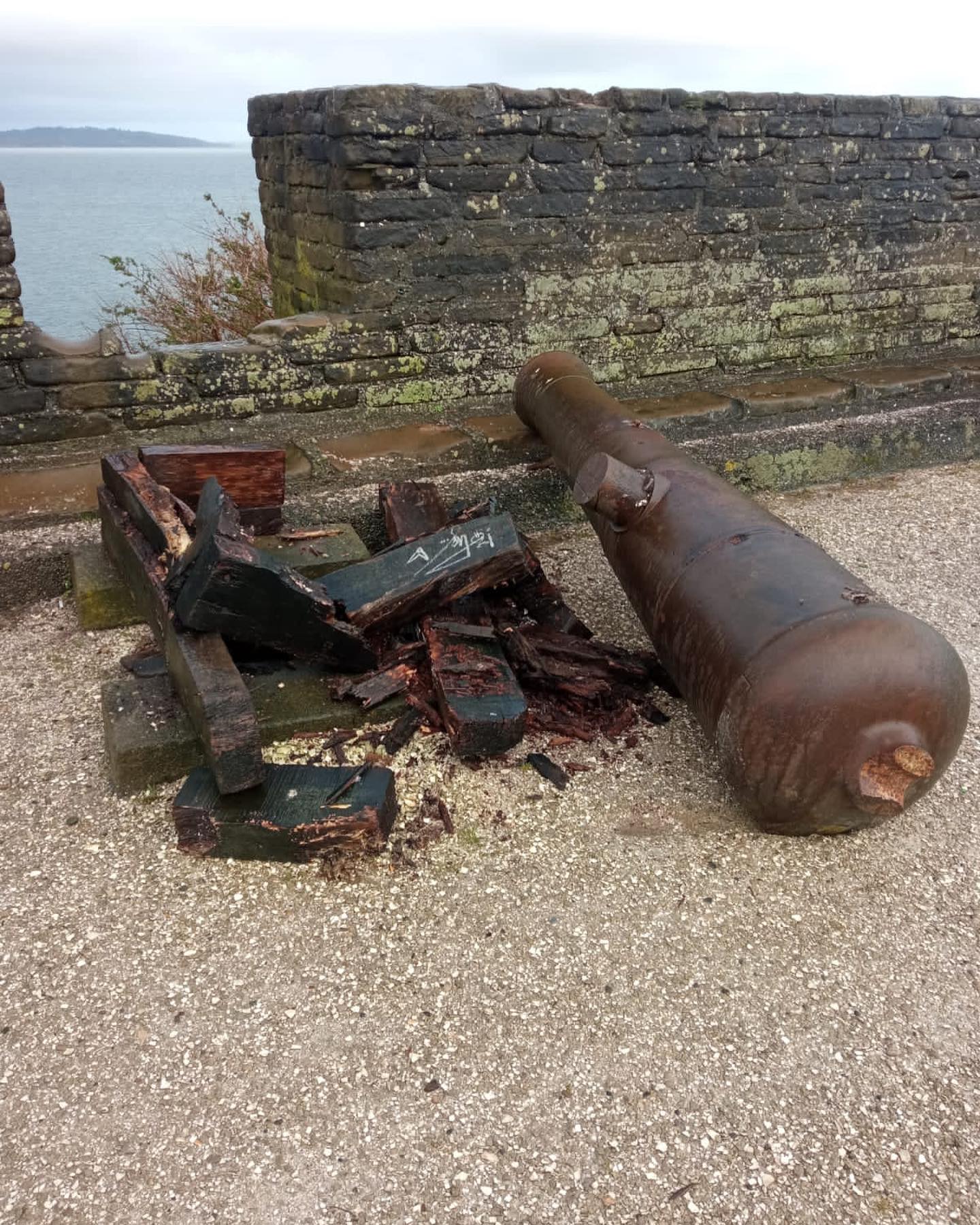 Lee más sobre el artículo Vandalismo en patrimonio cultural de Ancud: Destruyen parte del Fuerte San Antonio
