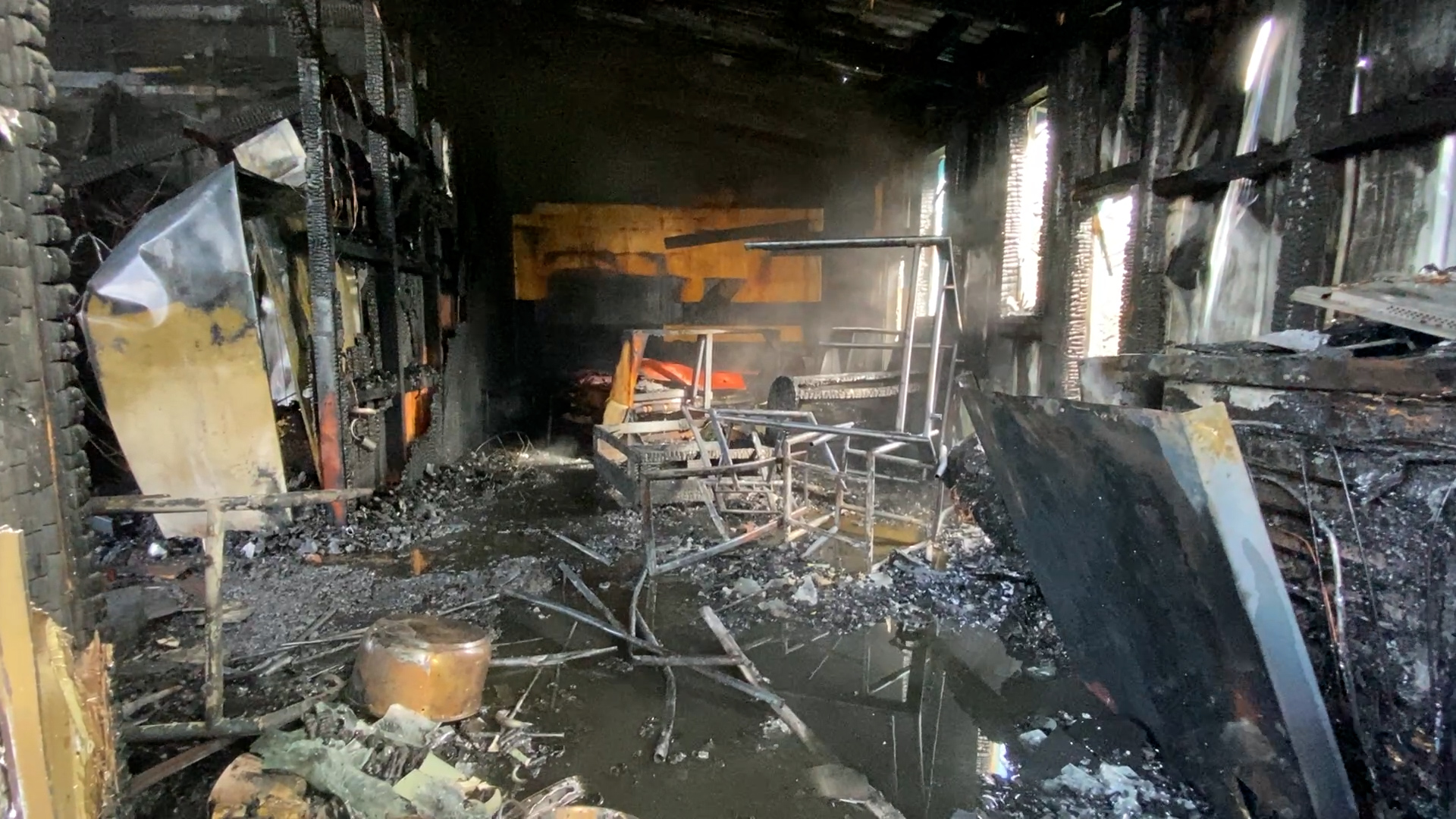 Lee más sobre el artículo Dos adultos y dos niños resultaron damnificados en incendio que destruyó el 100% de una vivienda en sector La Chacra