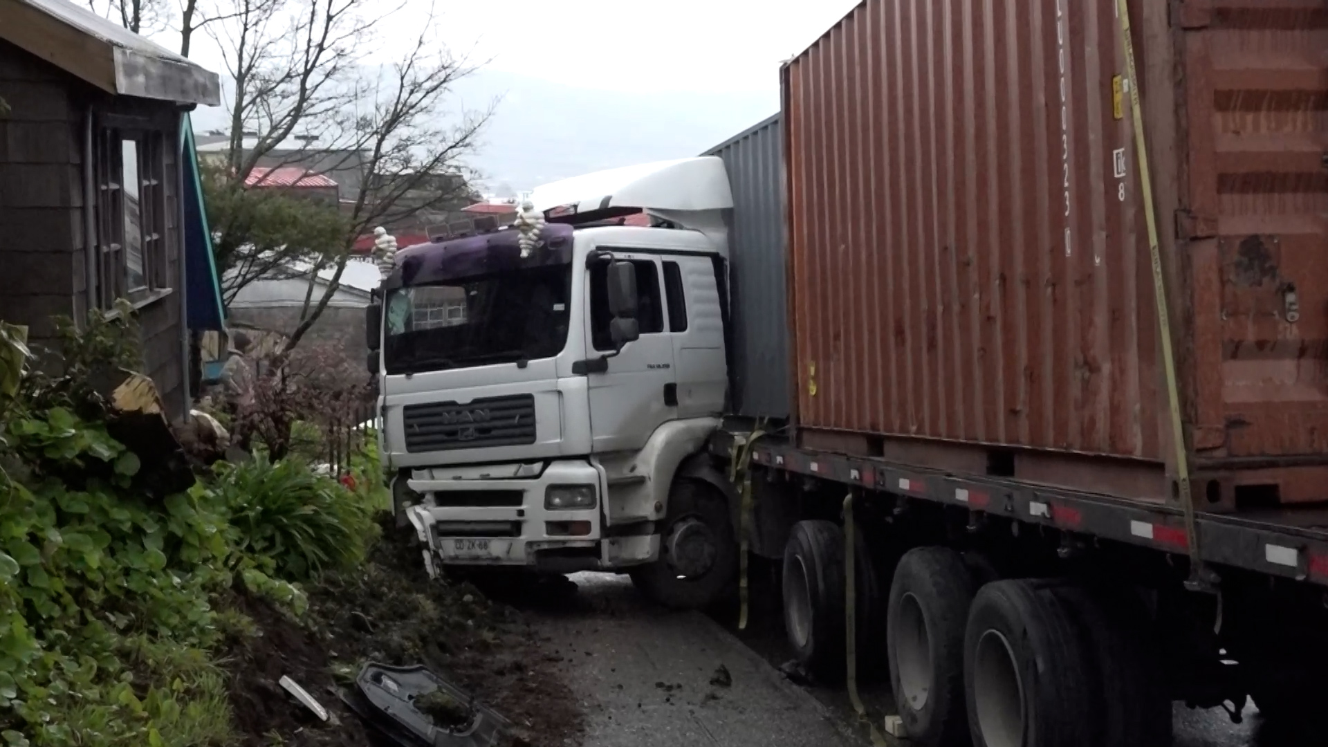 Lee más sobre el artículo Carabineros entrega detalles del accidente ocurrido en Ancud en donde una mujer fue atrapada por las ruedas de un camión en calle Baquedano
