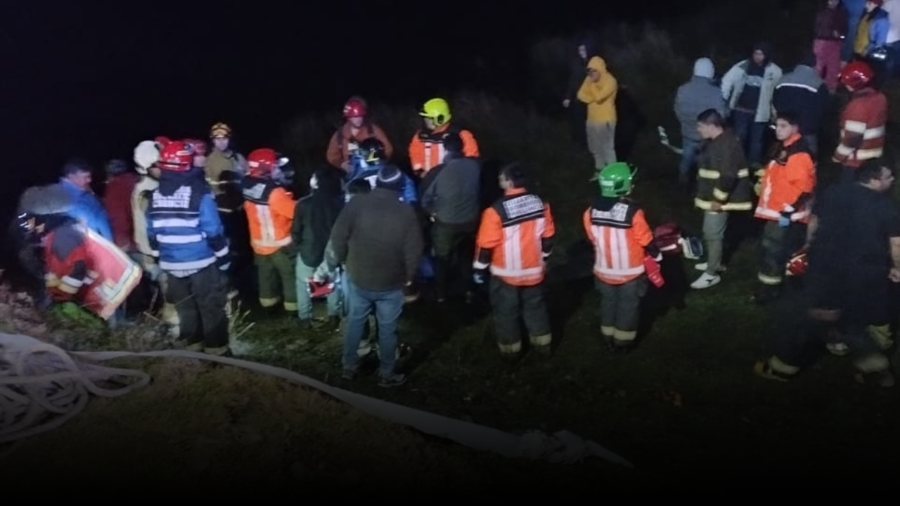 Lee más sobre el artículo Trágico Accidente en Chanquín Cucao: Hombre Fallece al Caer con su Camioneta al Río