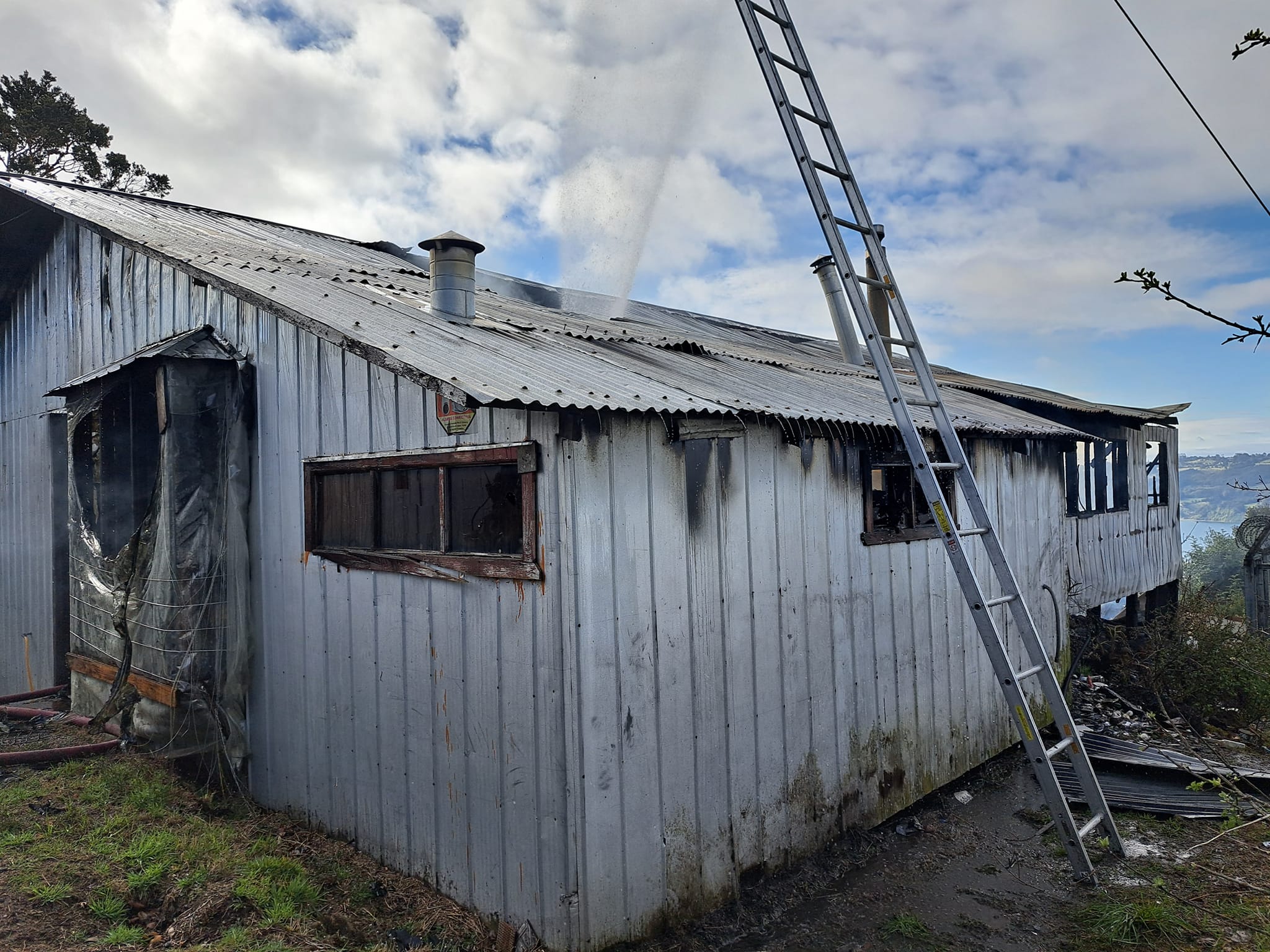 Lee más sobre el artículo Incendio destruyó una vivienda en sector Vista Hermosa: En el inmueble se encontraban los estudios de Radio Dalcahue