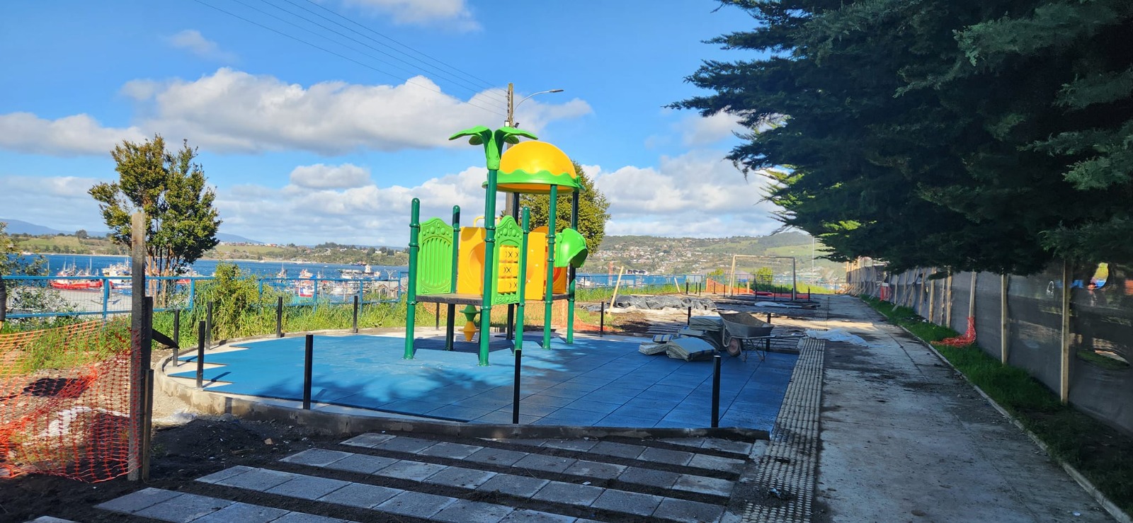 Lee más sobre el artículo Avances en proyectos emblemáticos beneficiarán espacios públicos de Quellón