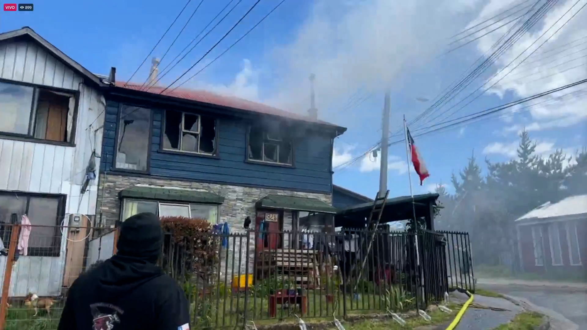 Lee más sobre el artículo Incendio consumió el 80% de una vivienda en sector villa Chiloé: Bomberos reclama dificultad por gran concurrencia de curiosos a las emergencias