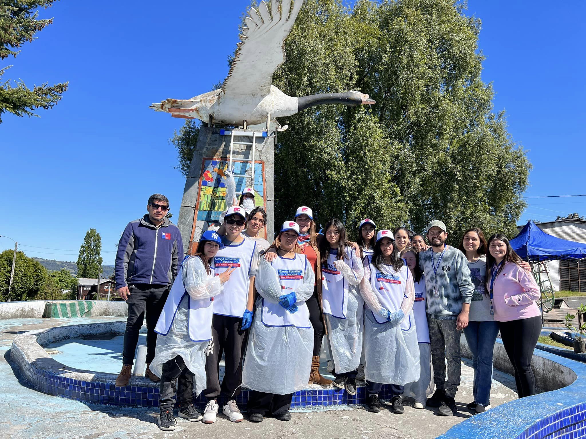 Lee más sobre el artículo Estudiantes del Liceo Alfredo Barría Oyarzún embellecen la Plaza Cívica en Curaco de Vélez