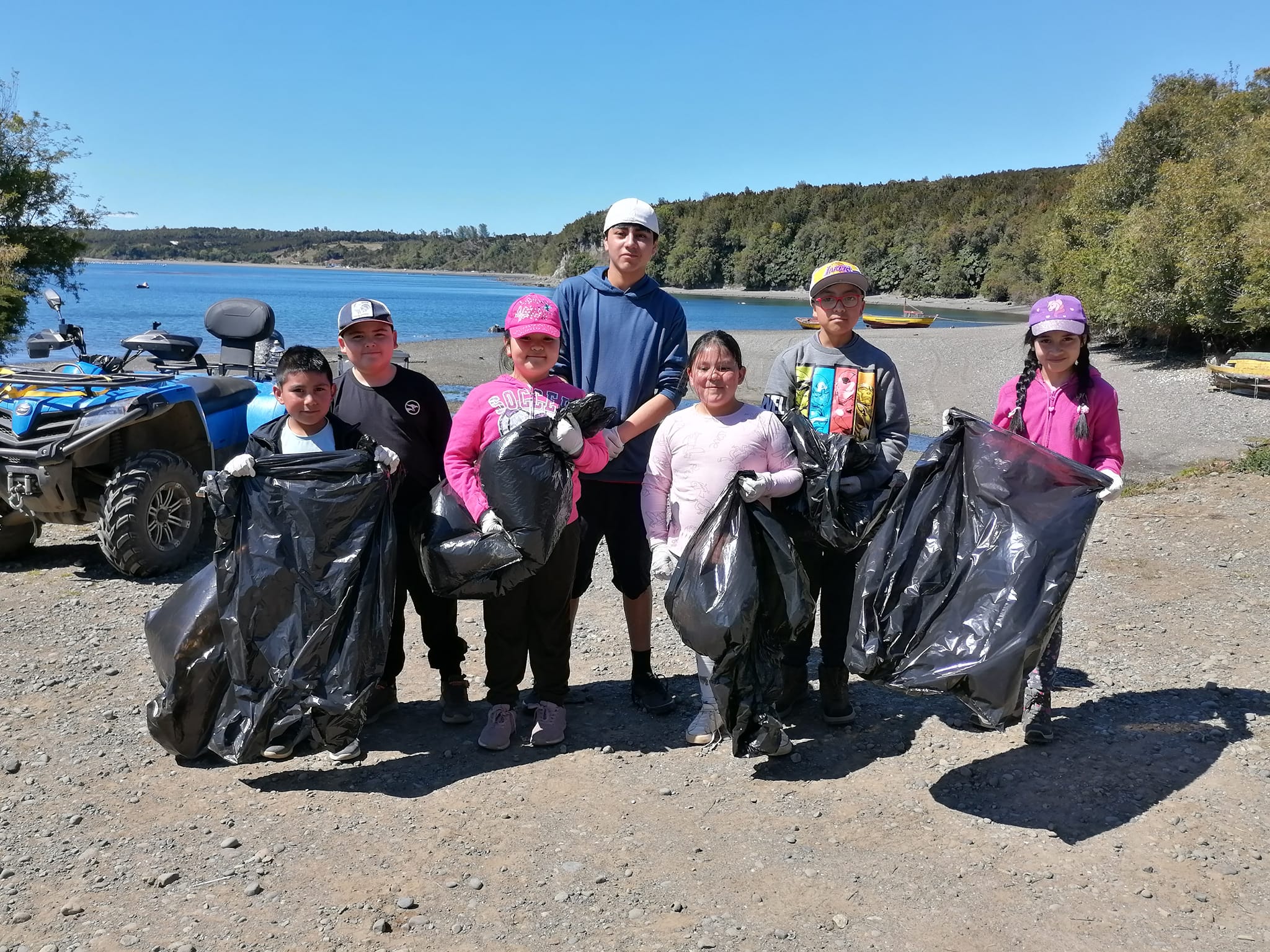 Lee más sobre el artículo Estudiantes, Docentes y Apoderados de la Escuela Rural Yelcho Participan en Limpieza de Playa