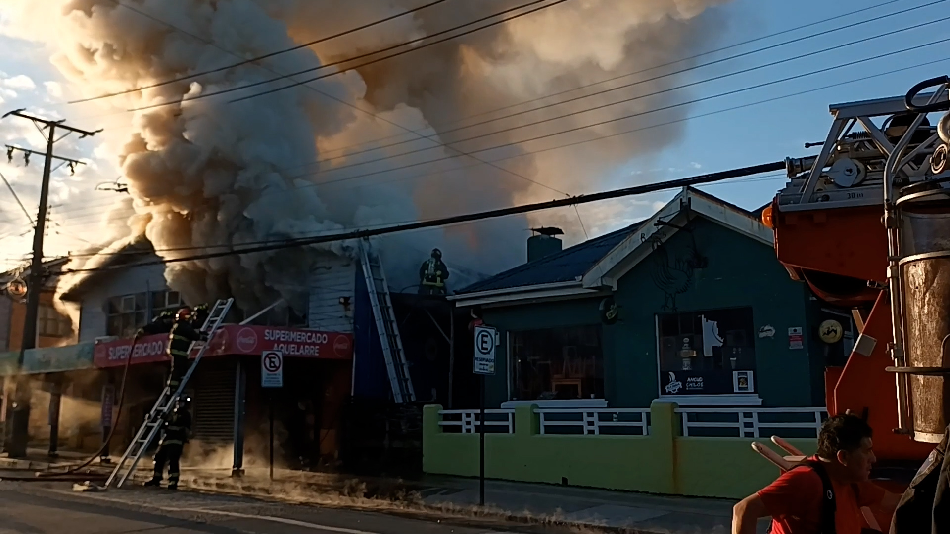 Lee más sobre el artículo Incendio destruyó emblemático edificio en el centro de Ancud