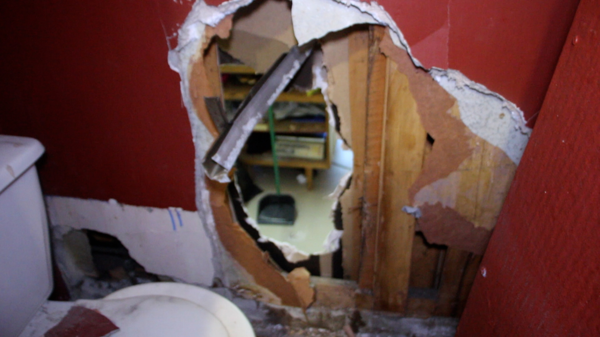 Lee más sobre el artículo Millonario robo afecta a comerciante de Ancud: Señala que le han robado más de 30 veces en sus locales del centro