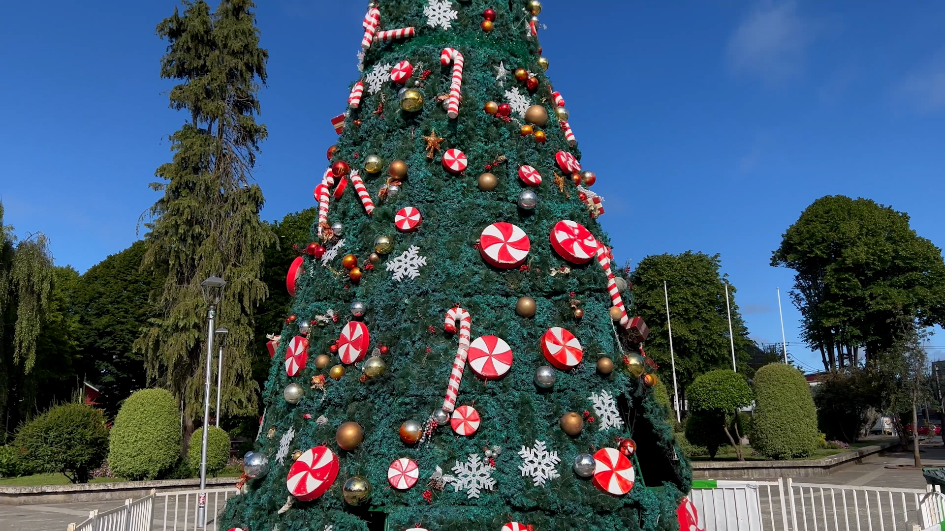 Lee más sobre el artículo Incendio afectó a parte de la estructura de árbol de navidad de Castro