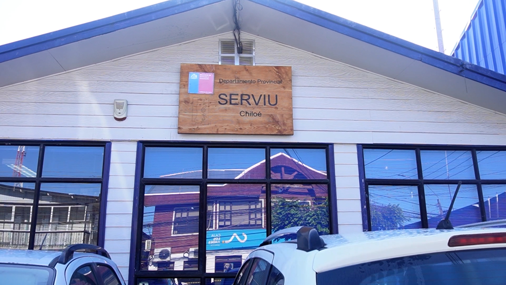 Lee más sobre el artículo A 2 años del mega incendio vecinos de Población Yungay se tomaron las oficinas del SERVIU en busca de respuestas concretas de una solución habitacional