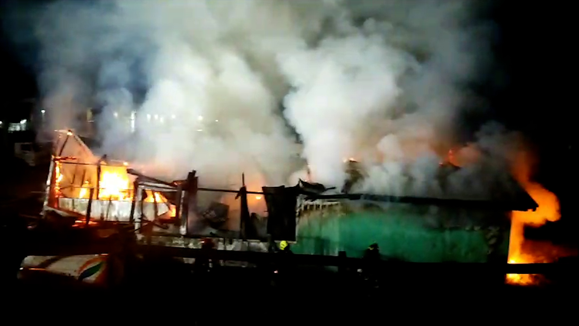 Lee más sobre el artículo Incendio devasta casino de empresa CHILOLAC en Ancud: Bomberos controlan la emergencia sin reportar lesionados