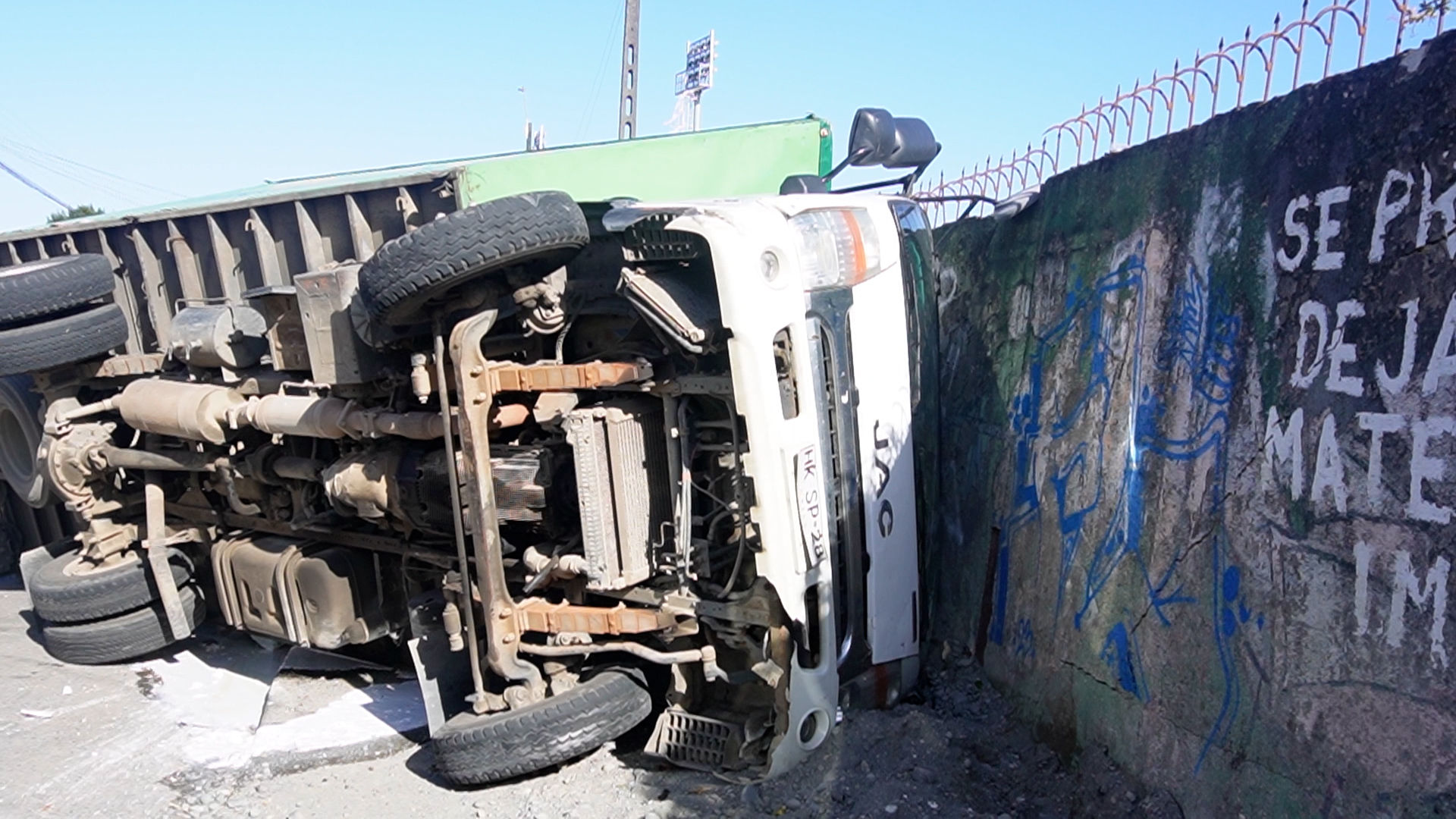 Lee más sobre el artículo Camión que trasportaba pintura volcó en frontis de cementerio parroquial de Castro