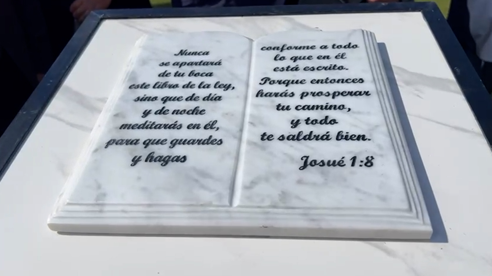 Lee más sobre el artículo Alcalde de Castro se vuelca al cristianismo: Pasó de “prometer” en ceremonia de Juramento en 2021 a construir monolito bíblico en plena Plaza de Armas en 2024