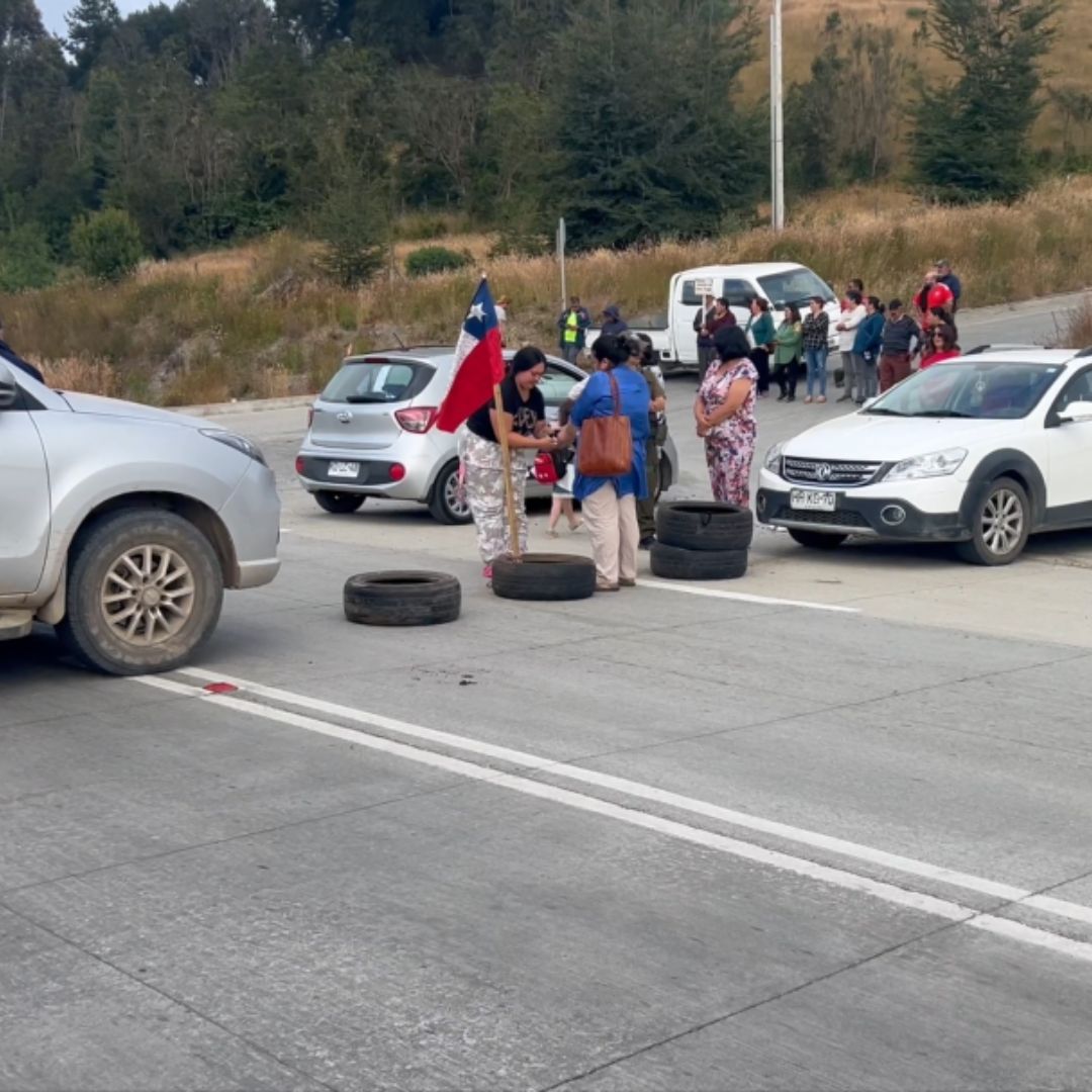 Lee más sobre el artículo Vecinos de sector la Chacra se toman Bypass de Castro en protesta por falta de agua