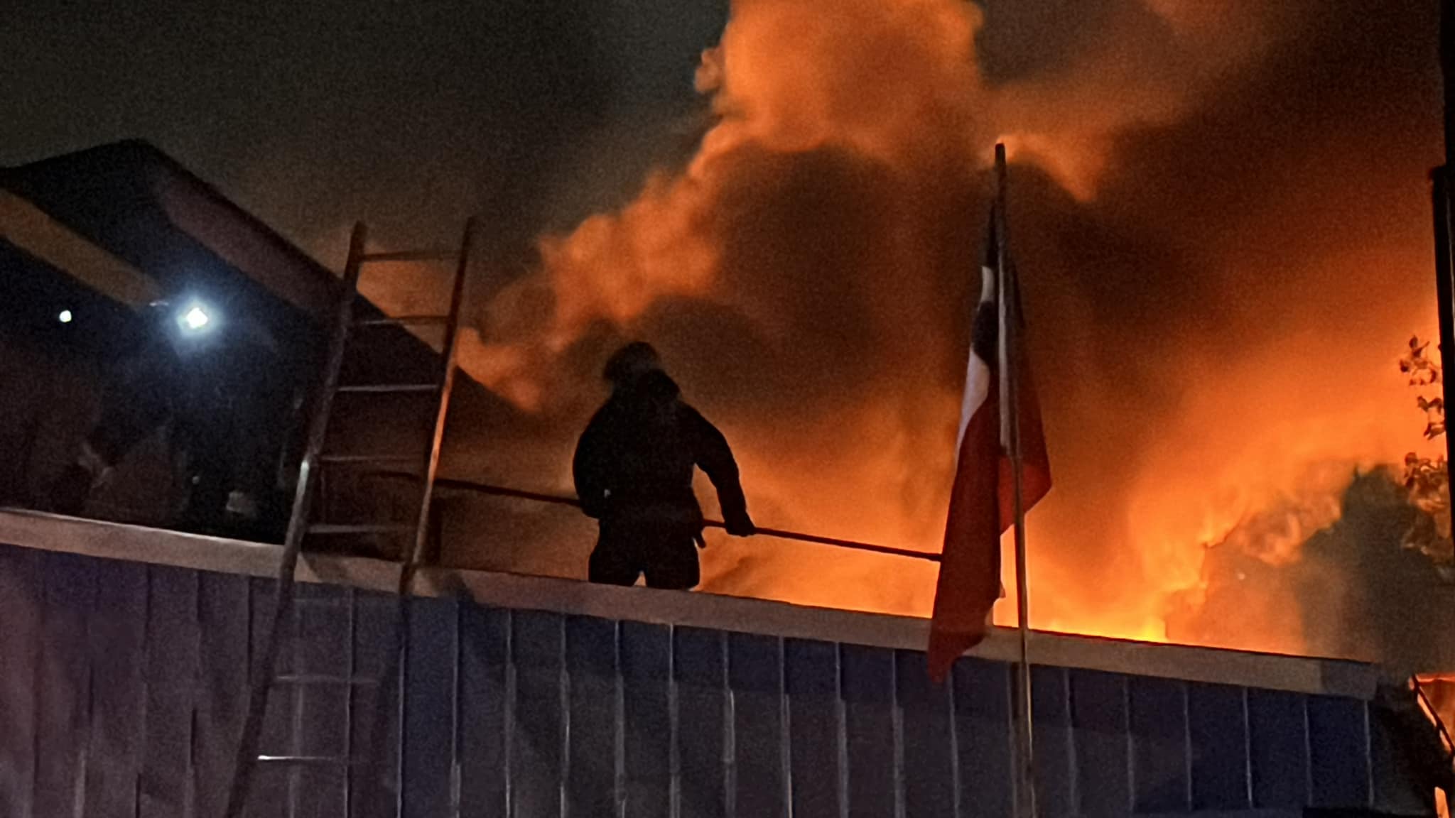 Lee más sobre el artículo Incendio destruyó gran parte de la sede del Club Deportivo Austral: Pérdidas irreparables del patrimonio deportivo y cultural de Quellón