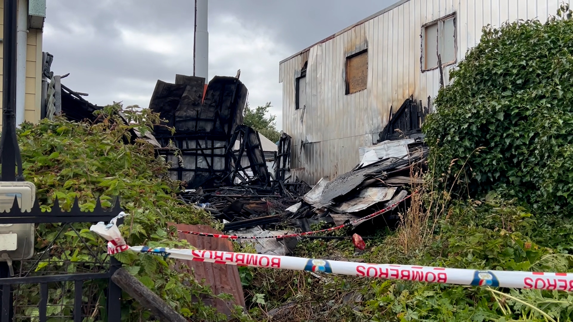 Lee más sobre el artículo Una persona fallecida en incendio de calle Francisco Silva: Vecinos reclaman que habían advertido el peligro de casa abandonada