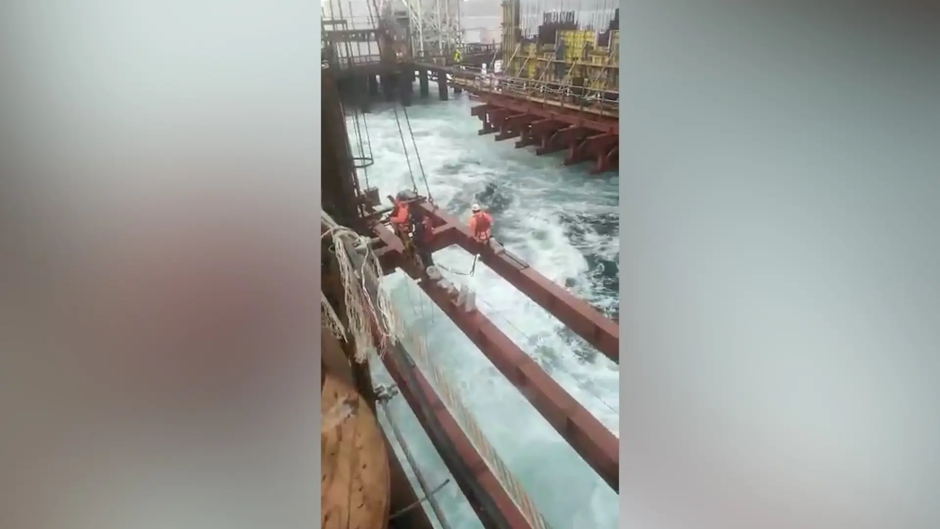 Lee más sobre el artículo Protestas y amenaza de Paro Total en obras de Puente Chacao, por eventuales maltratos y despidos.