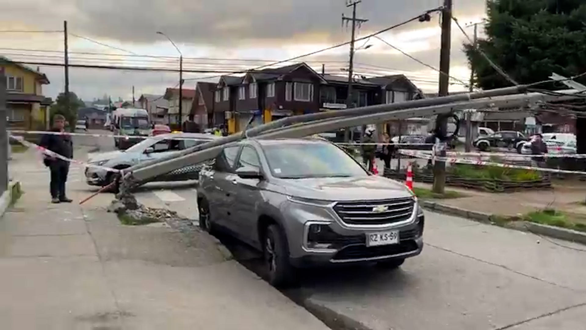 Lee más sobre el artículo Camión derriba postes de alumbrado público en Castro alto por tercera vez consecutiva