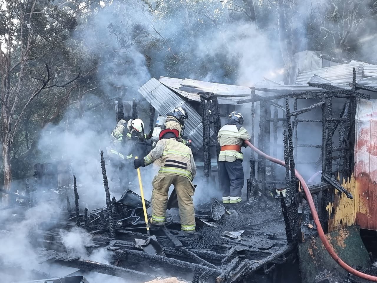 Lee más sobre el artículo Trágico incendio en Quellón deja una víctima fatal