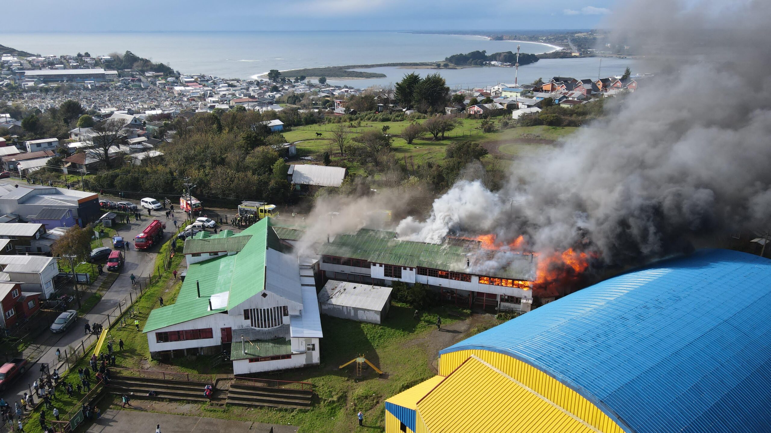 Lee más sobre el artículo Incendio redujo a cenizas Colegio Goleta Ancud