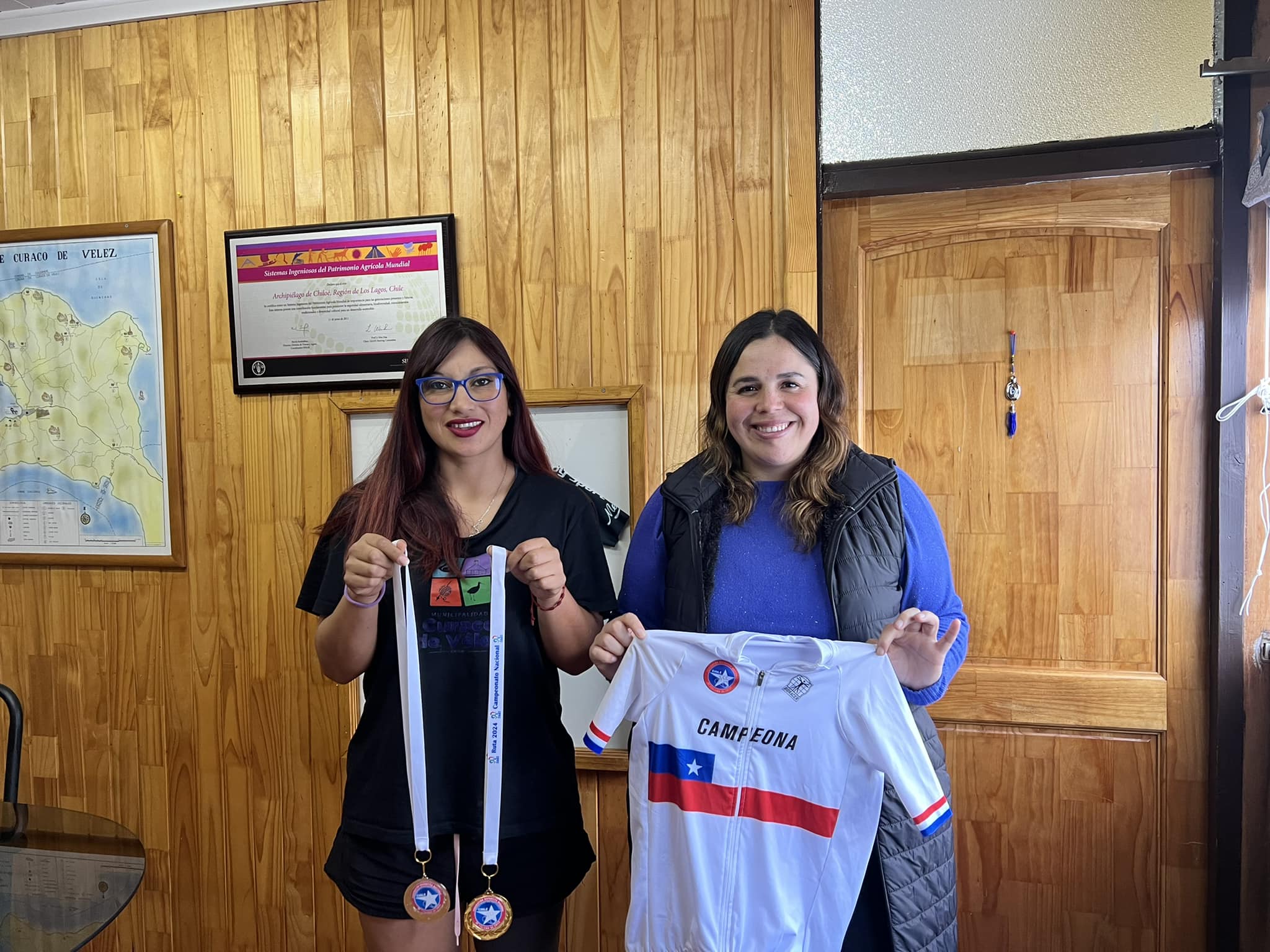 Lee más sobre el artículo Curaco de Vélez celebra el triunfo de la ciclista paralímpica Juanita Tureuna en el Campeonato Nacional de Ruta 2024