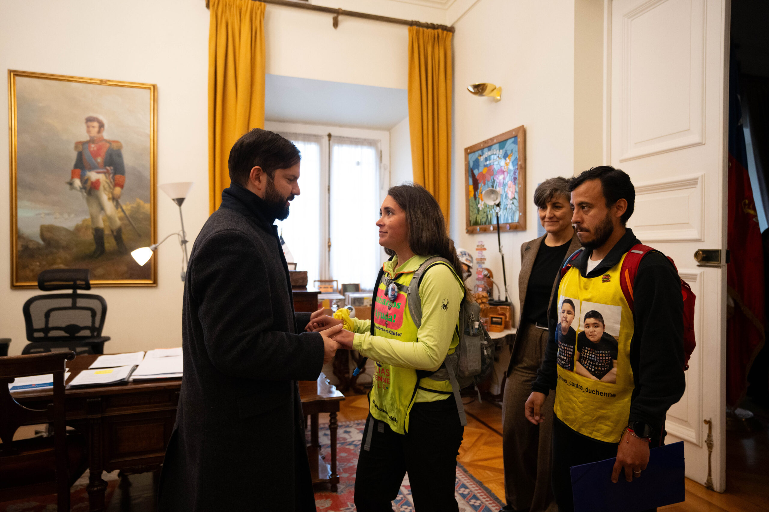 Lee más sobre el artículo Camila Gómez completa heroica travesía desde Chiloé hasta La Moneda para visibilizar la enfermedad de su hijo