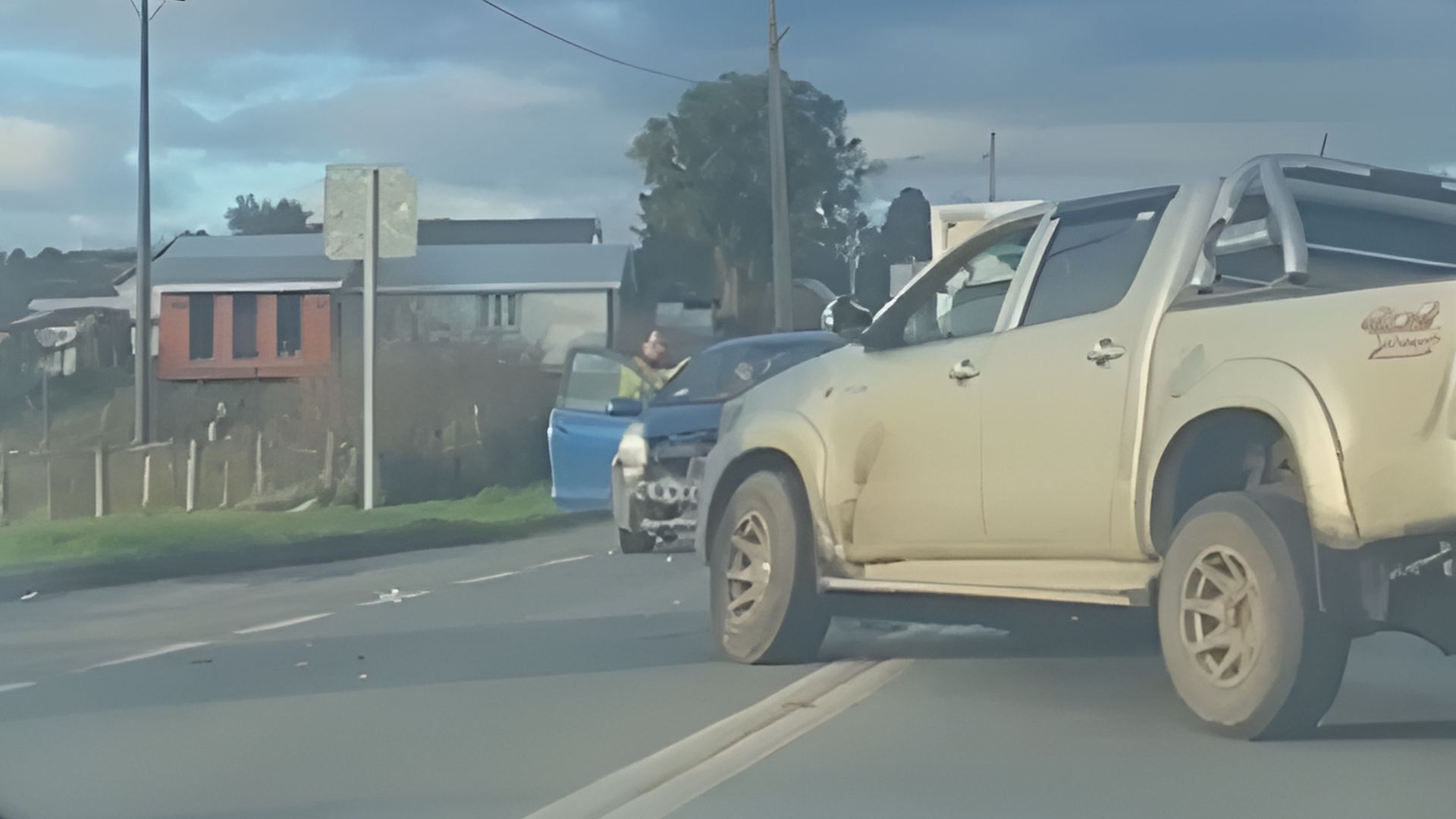 Lee más sobre el artículo Gran congestión en la ruta: Colisión entre dos vehículos menores en carretera W-55 Castro – Dalcahue, 3 personas lesionadas.