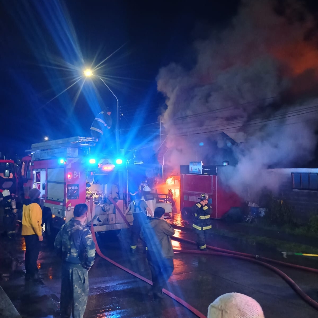 Incendio Destruyó Completamente Una Vivienda Dos Mascotas Murieron En Su Interior Chiloenews 1744