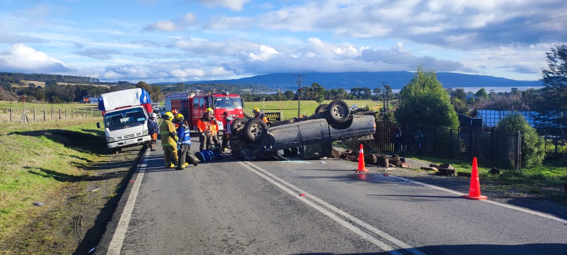 Lee más sobre el artículo Accidente en camino a Huillinco deja vehículo volcado y lesionados leves