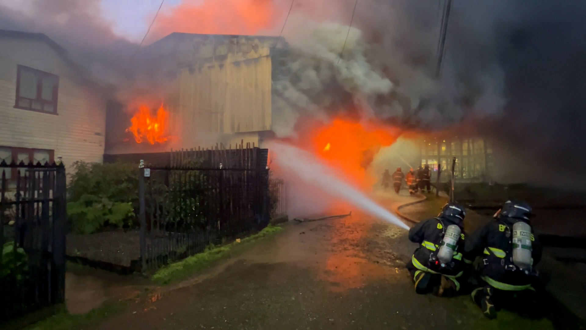 Lee más sobre el artículo Incendio destruyó 4 viviendas en sector Lillo dejando un número indeterminado de damnificados.