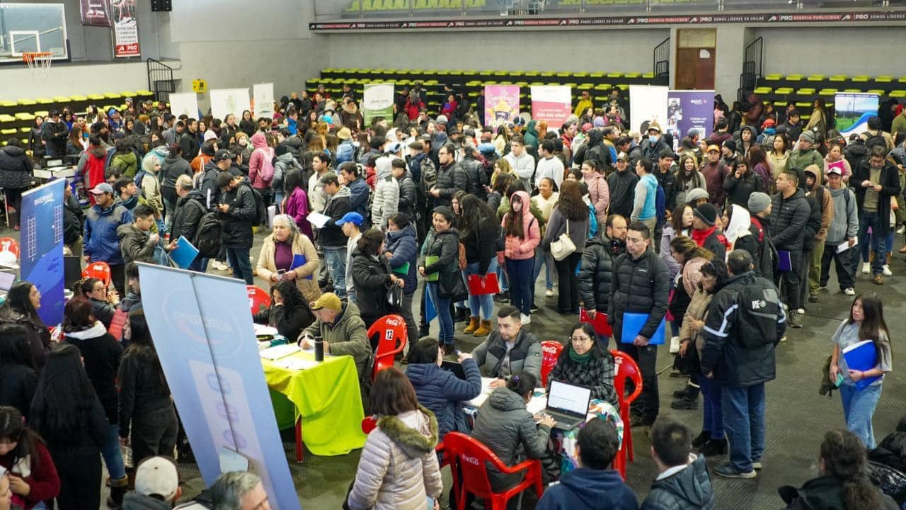 Lee más sobre el artículo Feria Laboral: Percepción del encargado de OMIL pone en duda cifras oficiales de desempleo: «Es triste ver la cesantía que hay… el dato duro no lo tenemos»