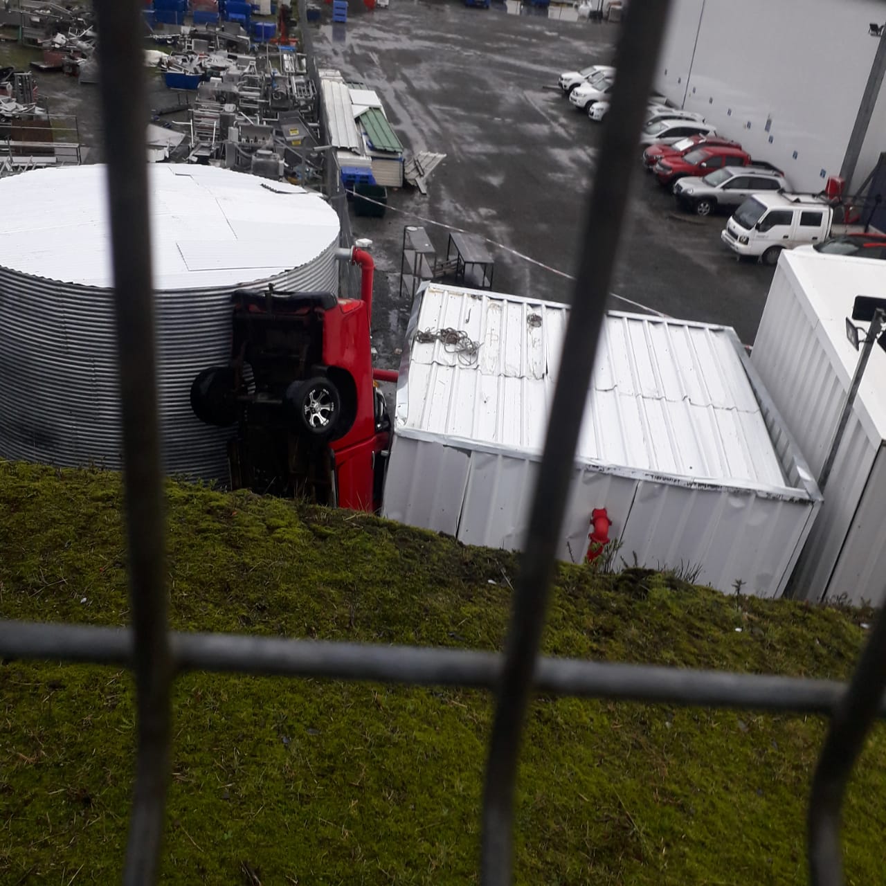 Lee más sobre el artículo Accidente cobra dos víctimas fatales: Camioneta cayó desde aproximadamente 12 metros al interior de planta de proceso.